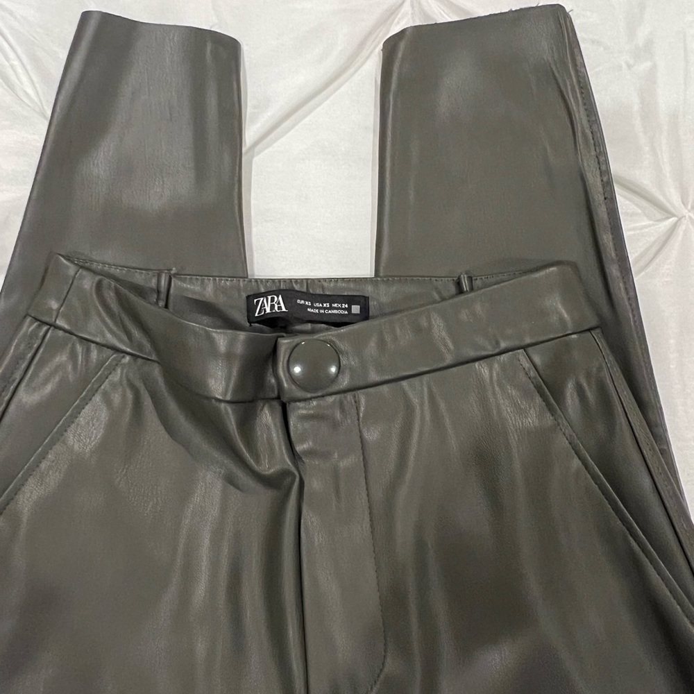 NWOT ZARA ARMY GREEN FAUX LEATHER PANTS SIZE XS - Picture 2 of 9